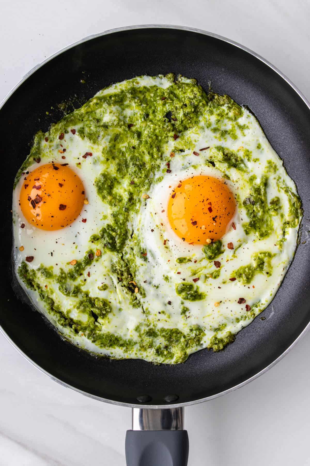 Pesto Eggs - Cooking With Ayeh