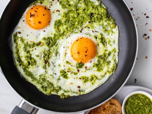 Pesto Eggs - Cooking With Ayeh