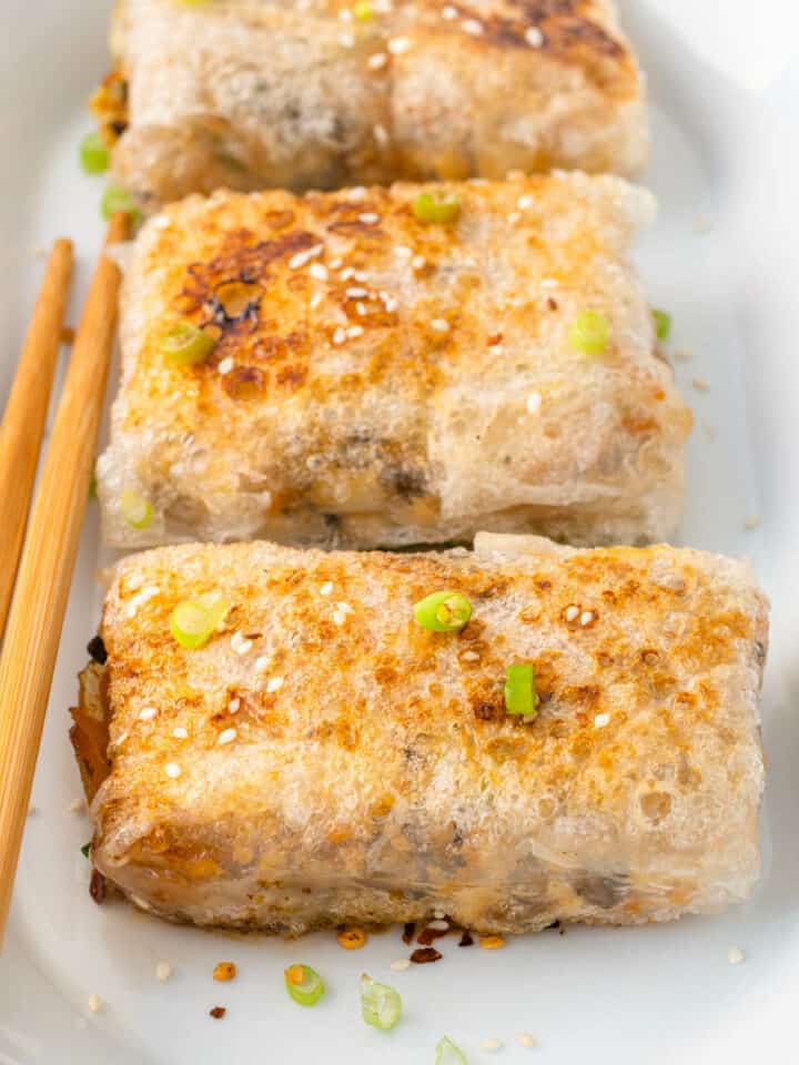 Rice paper dumplings topped with shallots and sesame seeds