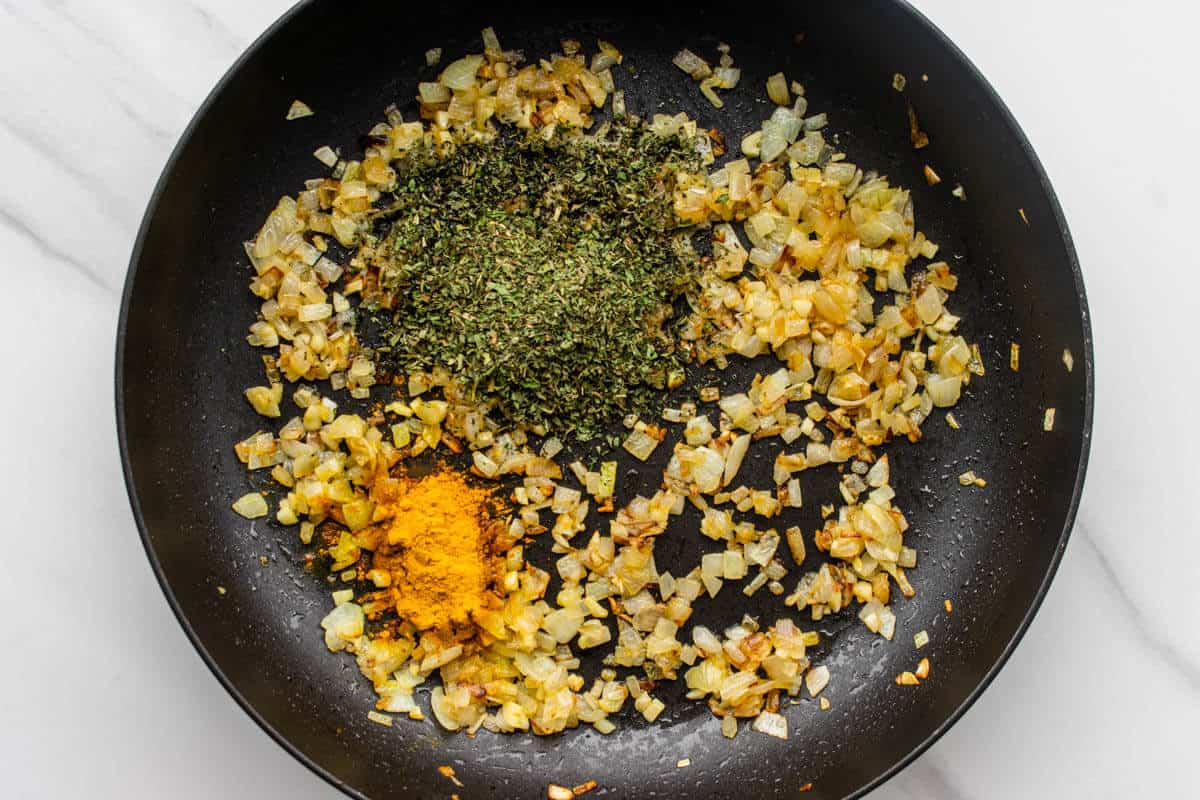 To show saute of onion, garlic, turmeric and dried mint in a pan