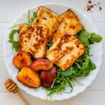 Fried Halloumi with hot honey, rucola and peaches
