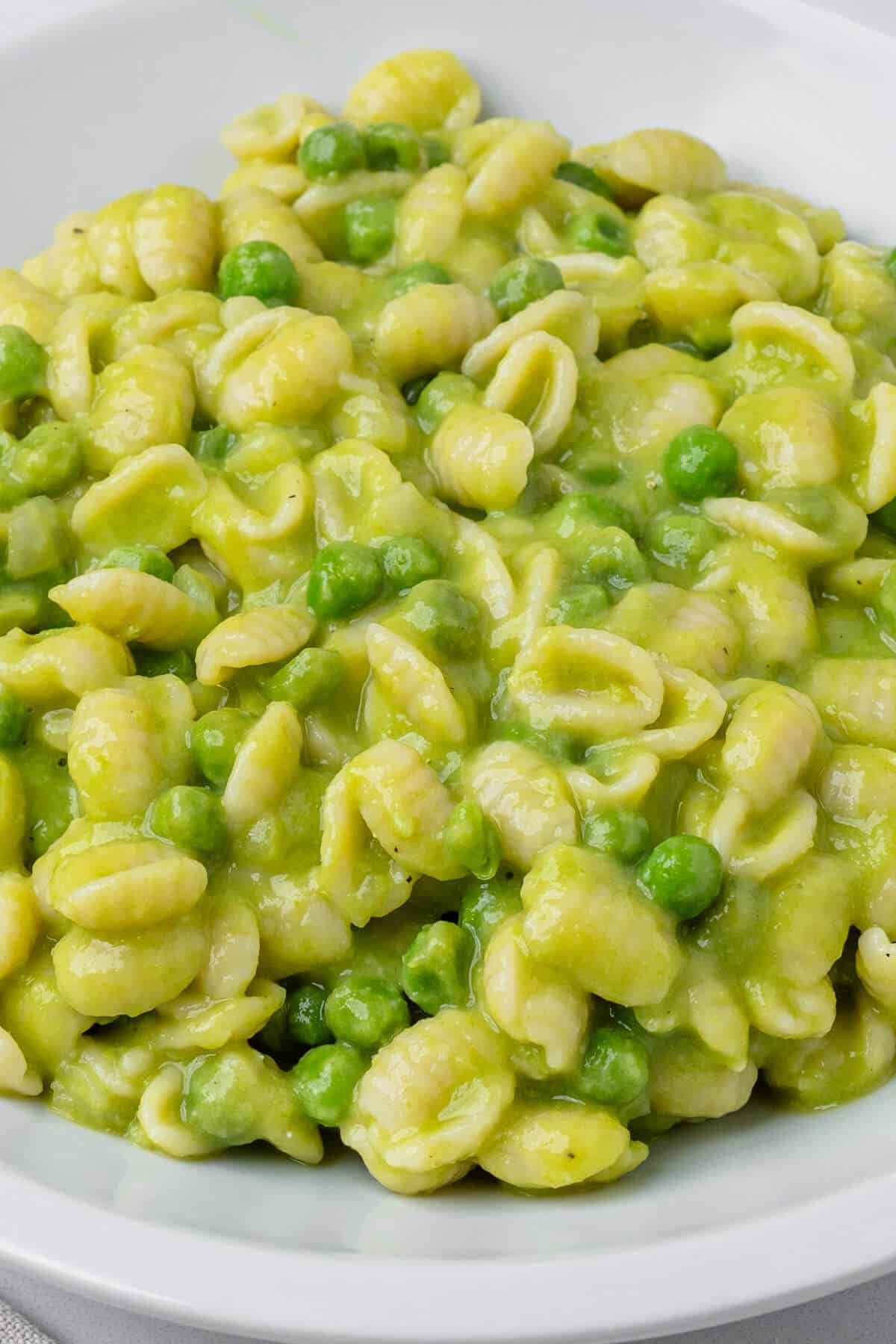Close up of pasta with peas in a bowl