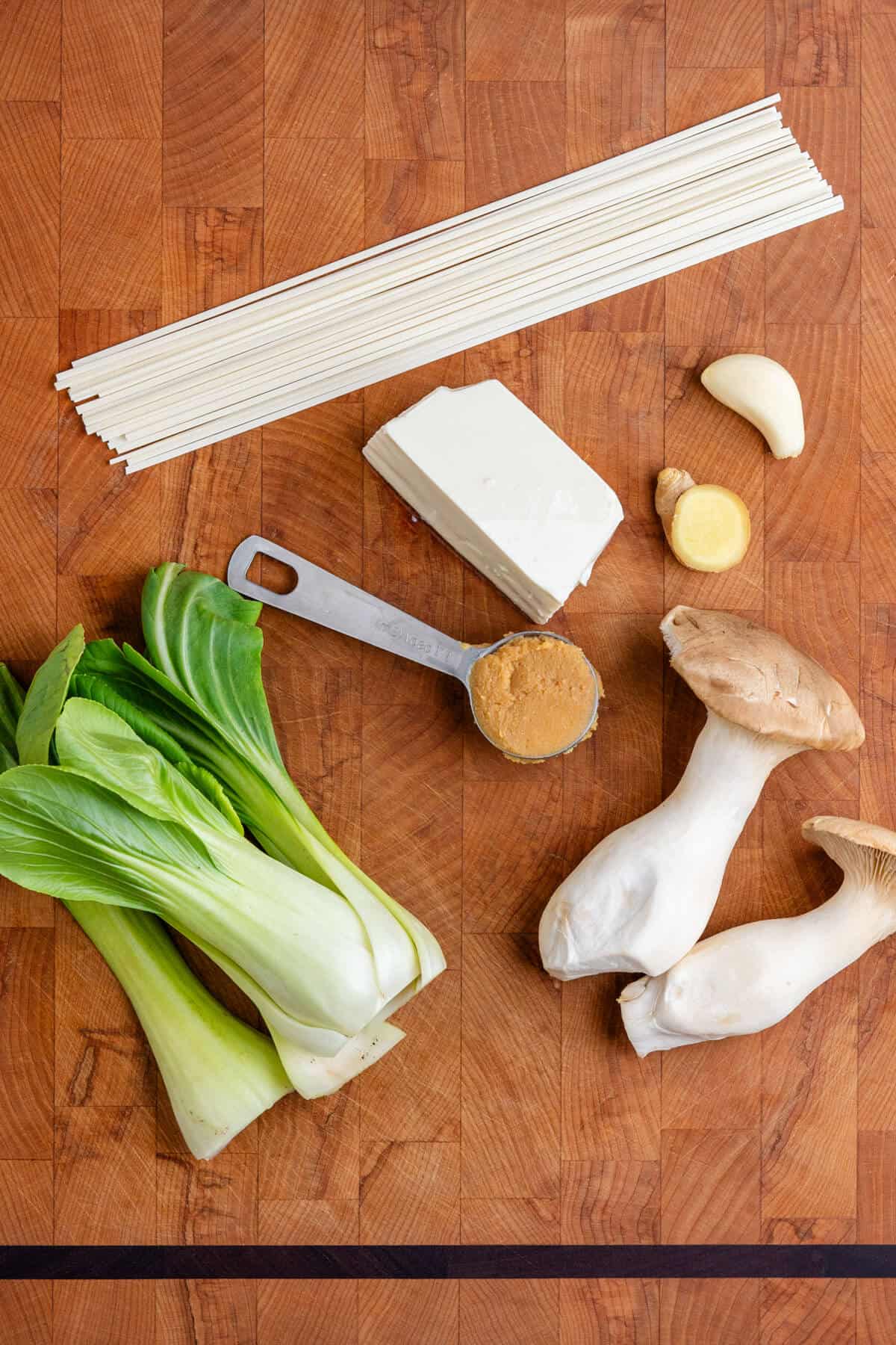 Ingredients to make a udon noodle soup