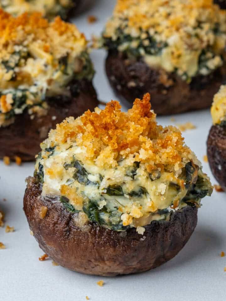 Stuffed mushrooms with spinach, artichokes and crispy breadcrumbs