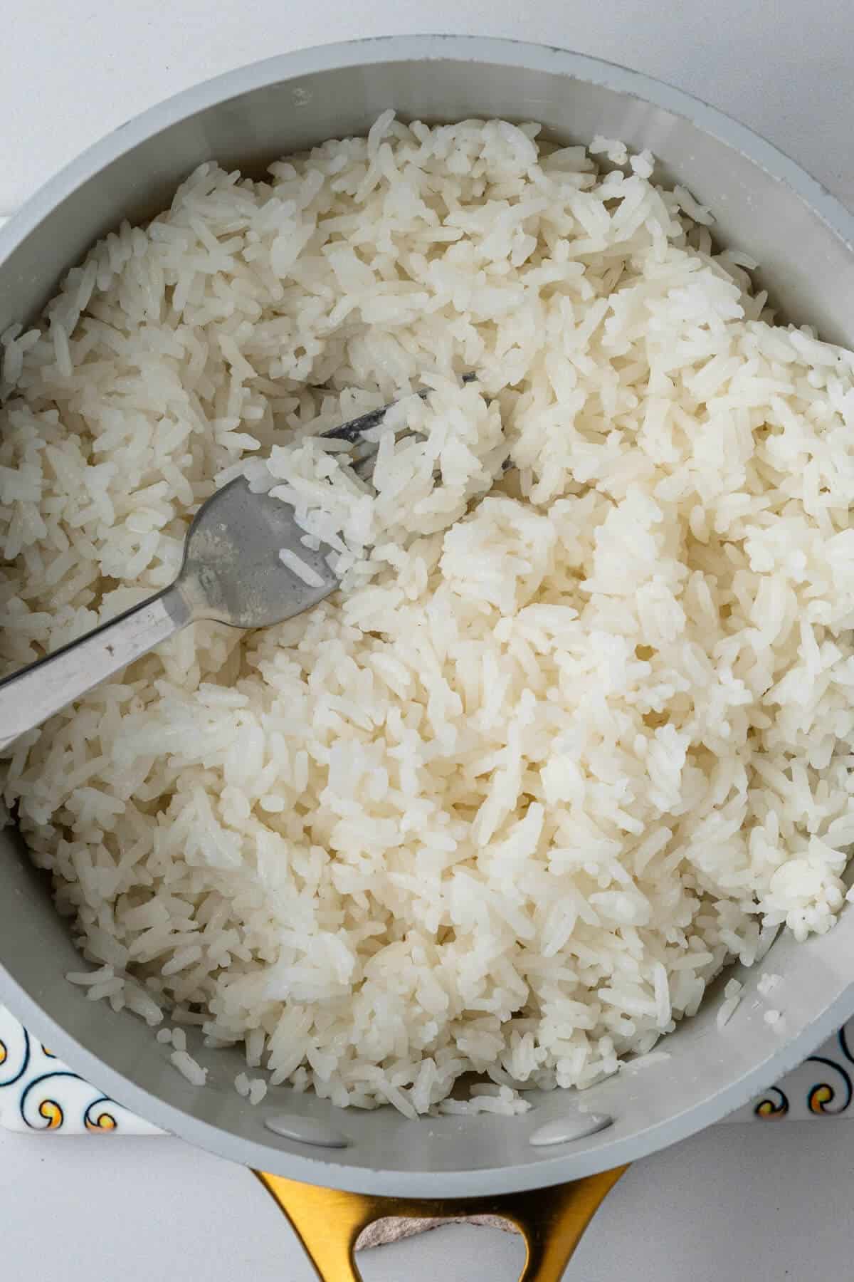 How to cook jasmine rice with a fork in a pot