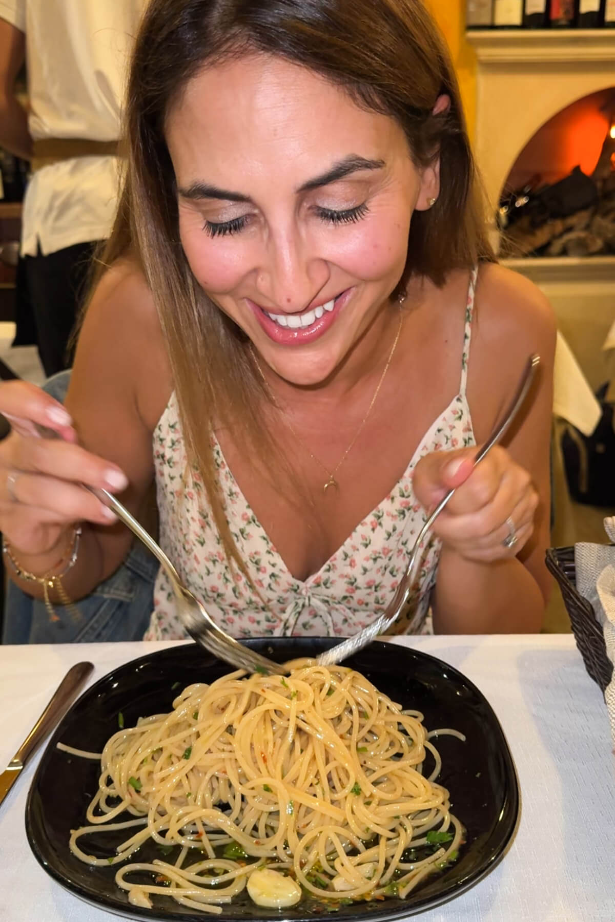 Ayeh eating a Spaghetti aglio e olio in Sicily