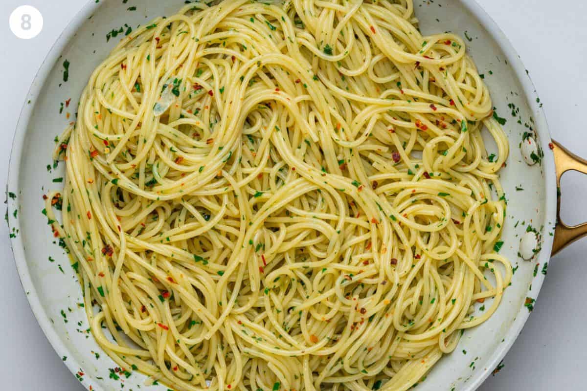 Final product of spaghetti aglio e olio in a pan