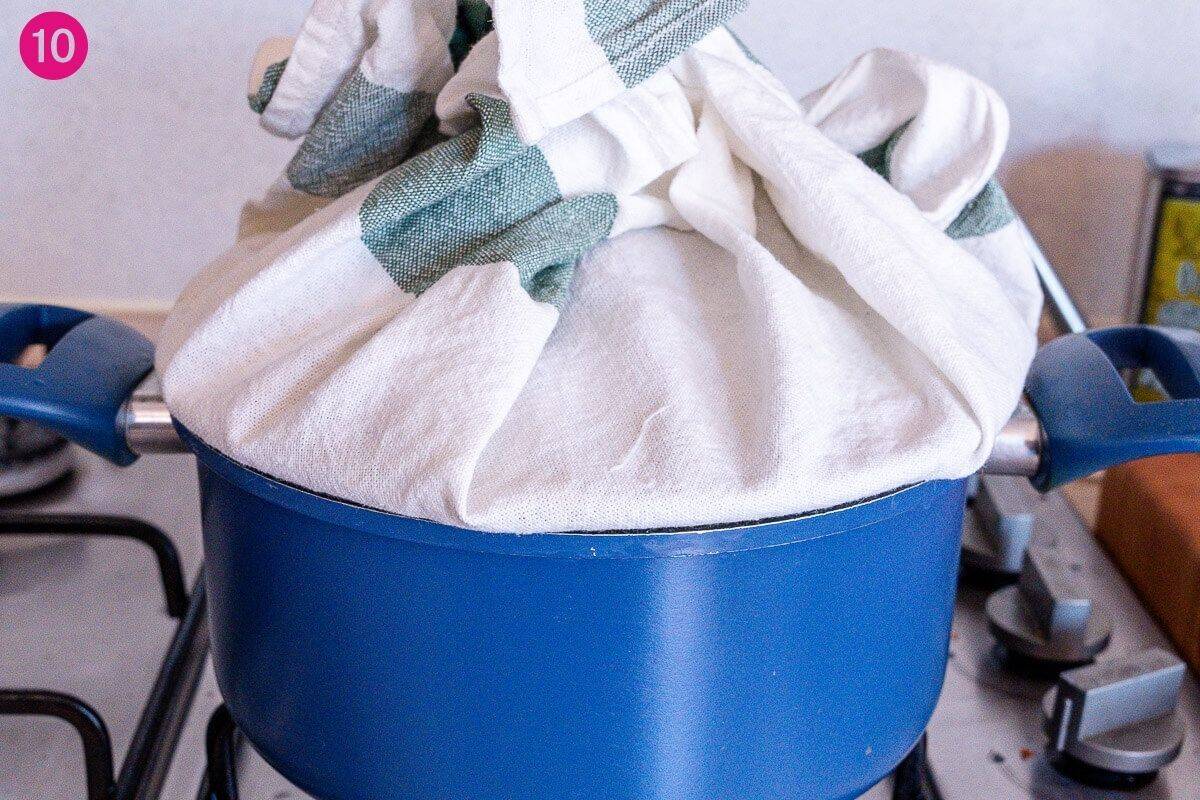 Lid covered with a kitchen towel and covered the rice pot to steam