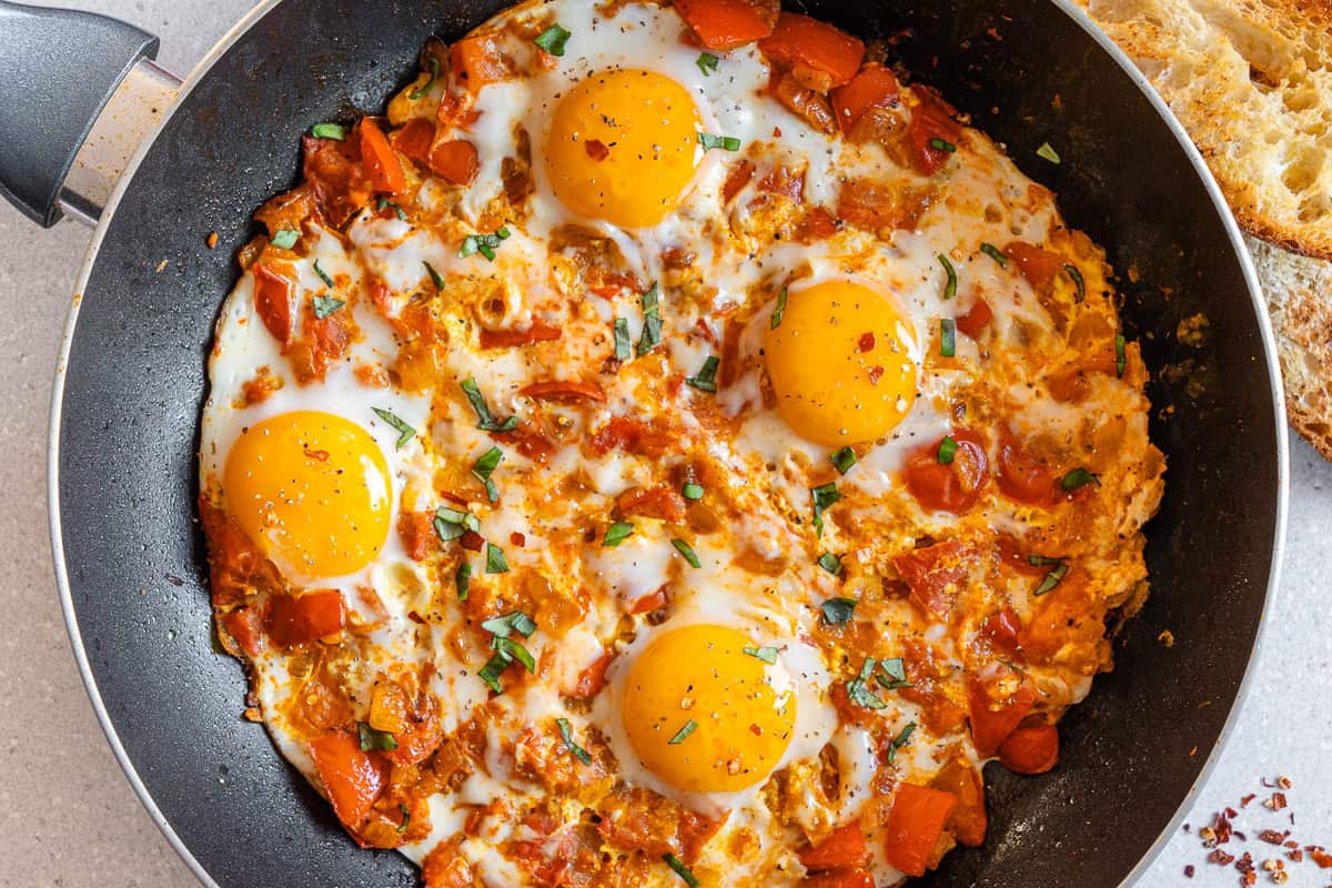 Persian omelette in a pan with bread on the side