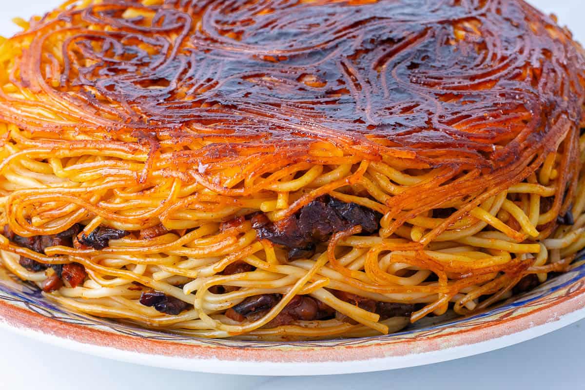 Side view of Makaroni Persian spaghetti cake
