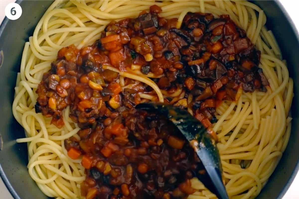 Layer of sauce added on top of pasta