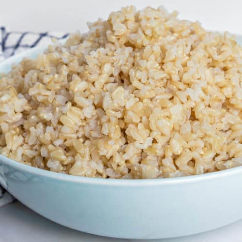 How to cook brown rice, served in a bowl