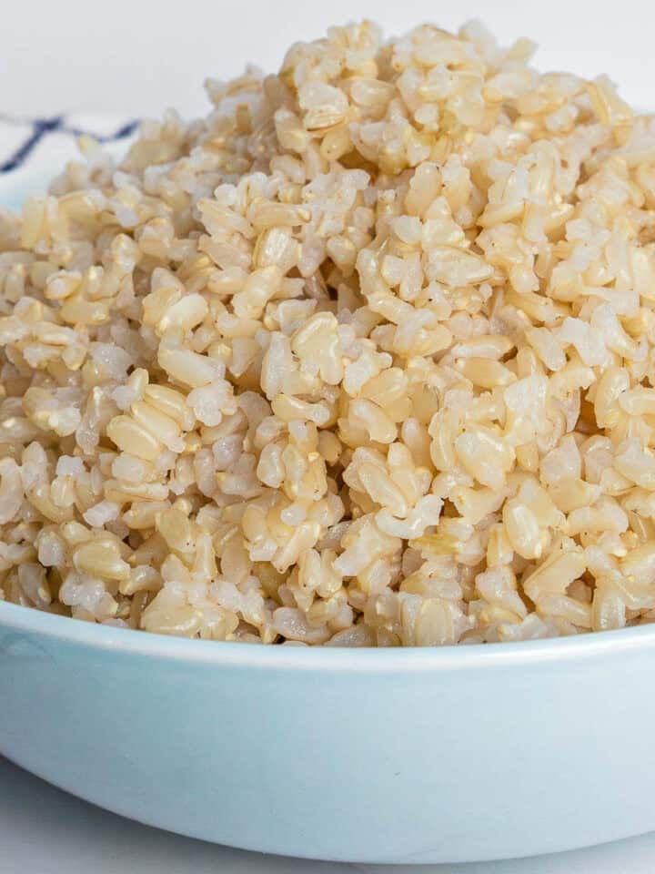 How to cook brown rice, served in a bowl