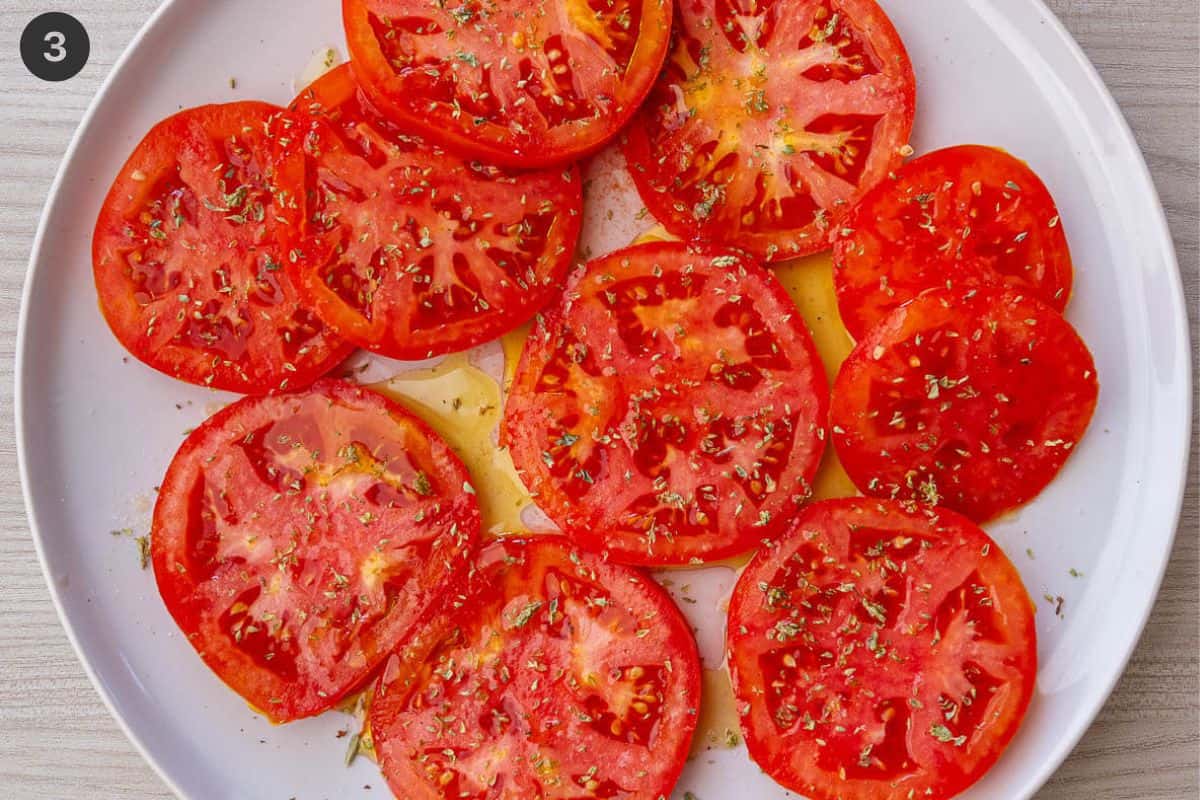 Tomato slices seasoned with oregano, olive oil and salt