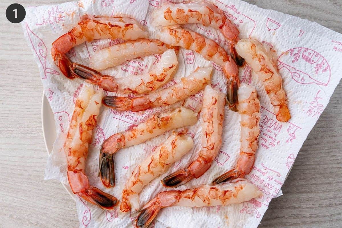 Shrimp cleaned and deveined on paper towels